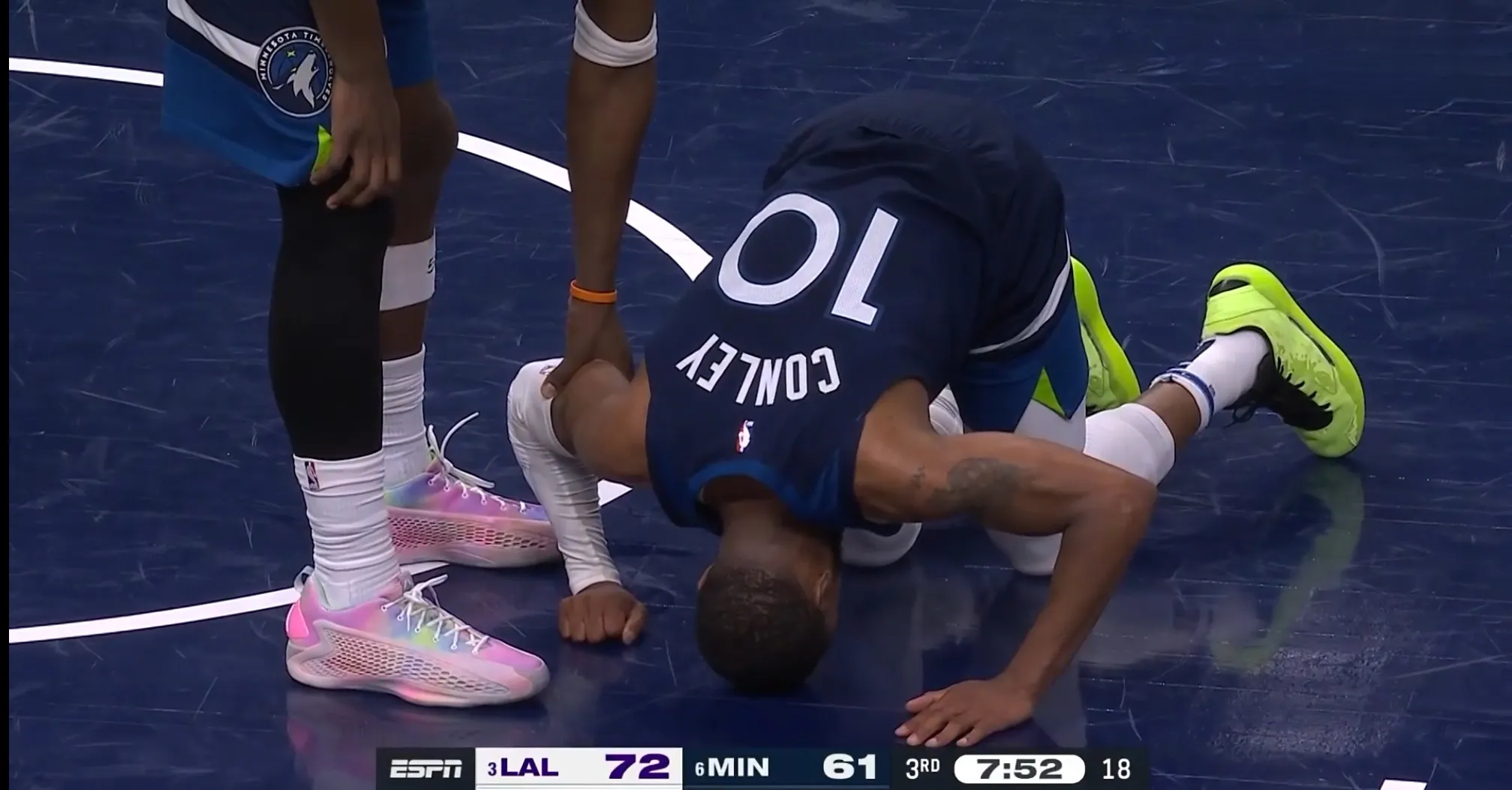 篮球选手赛后落泪，背后故事感人